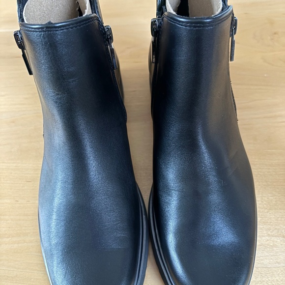 Women's Monroe bootie Rourke, Black leather, 9.5 N,  water resistant, new in box - Picture 4 of 4